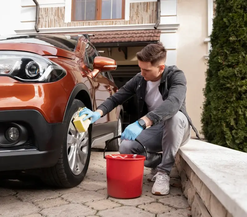 Lavage auto à domicile Les Angles : professionnel intervenant sur un véhicule